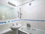 ambassadors_hotel_london_kensington_bathroom_big