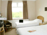 county_hotel_woodford_triple_room