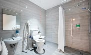 apr17_docklands_lodge_bathroom1