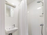 jun16_fairway_hotel_ensuite_roombathroom1