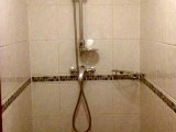glendale_hyde_park_hotel_shower_big1