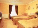 2Henry_viii_hotel_bedroom_3