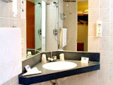 holiday_inn_express_southwark_bathroom_r