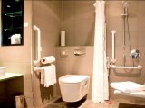 holiday_inn_london_kingston_south_bathroom1_big