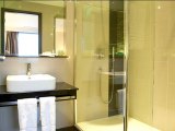 holiday_inn_london_kingston_south_bathroom_big