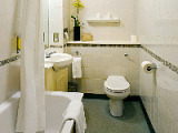 hyde_park_towers_hotel_london_b_bathroom