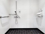 ramada_hounslow_heathrow_east_bathroom1_big