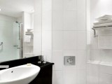 ramada_hounslow_heathrow_east_bathroom_big