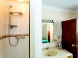 the_ridgeway_hotel_shower