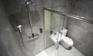 sep16_tudor_inn_hotel_bathroom1