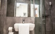 sep16_tudor_inn_hotel_bathroom2