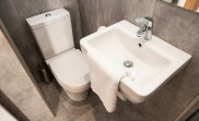 sep16_tudor_inn_hotel_bathroom5