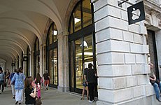 Motorbike Gang Raids Apple's Covent Garden Store.