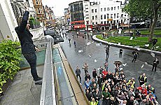 Man Throws Fivers at Crowd In Leicester Square.