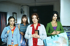 Paula, Sole, grandmother Irene and Raimunda  in Volver. Copyright: Pathe.