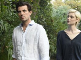 Claes Bang as James Figueras and Elizabeth Debicki as Berenice Hollis in The Burnt Orange Heresy, directed by Giuseppe Capotondi. Photo: Jose Haro. Copyright: Sony Pictures Classics. All Rights Reserved.