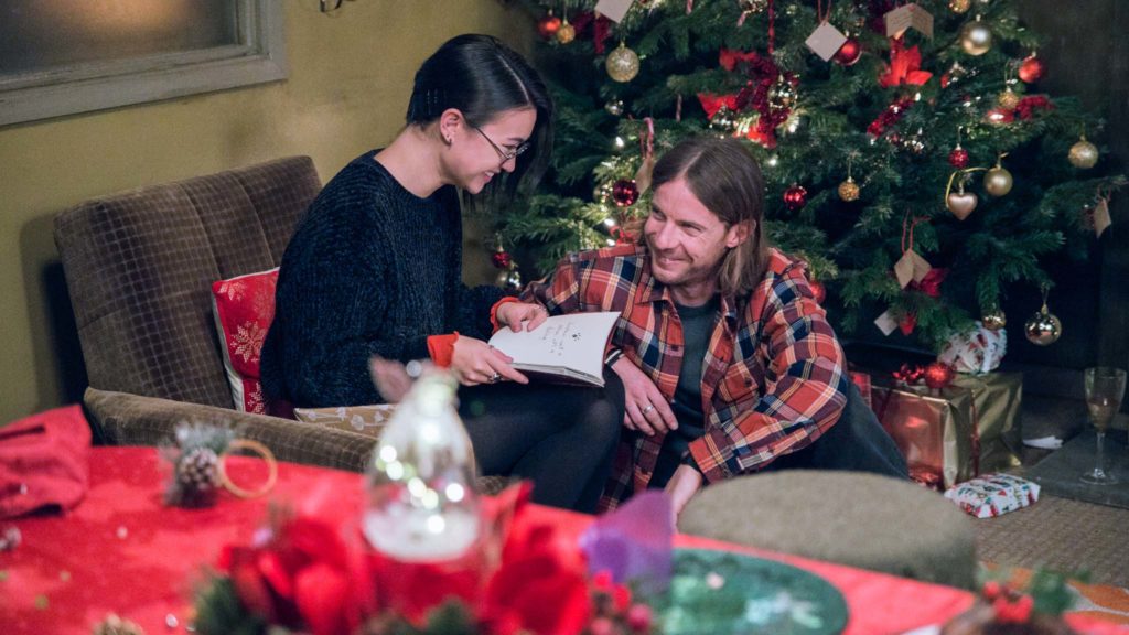 Kristina Tonteri-Young as Bea and Luke Treadaway as James Bowen in A Christmas Gift From Bob. Photo: Andreas Lambis. Copyright: Lionsgate Films. All Rights Reserved.