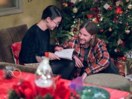 Kristina Tonteri-Young as Bea and Luke Treadaway as James Bowen in A Christmas Gift From Bob. Photo: Andreas Lambis. Copyright: Lionsgate Films. All Rights Reserved.