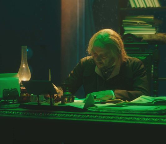 Michael Nunn as Scrooge (Simon Russell Beale) in A Christmas Carol, directed by David Morris and Jacqui Morris. Copyright: Frith Street Films. All Rights Reserved.