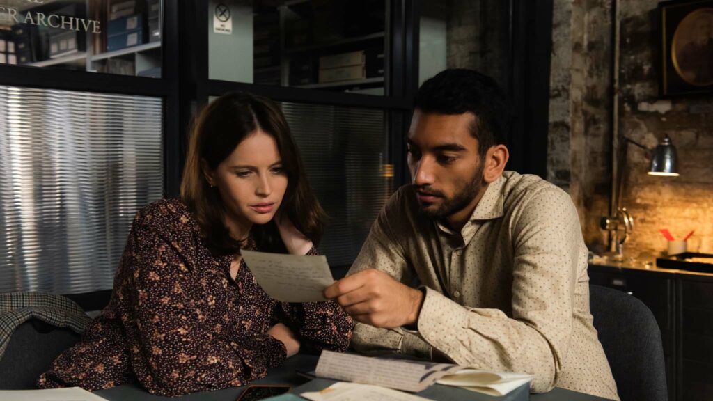 Felicity Jones and Nabhaan Rizwan in The Last Letter From Your Lover, directed by Augustine Frizzell. Photo: Parisa Taghizadeh. Copyright: StudioCanal. All Rights Reserved.