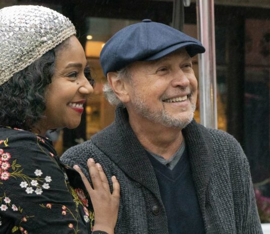 Tiffany Haddish as Emma Payge and Billy Crystal as Charlie Burnz in Here Today, directed by Billy Crystal. Photo: Cara Howe. Copyright: 2021 CTMG, Inc. All Rights Reserved.