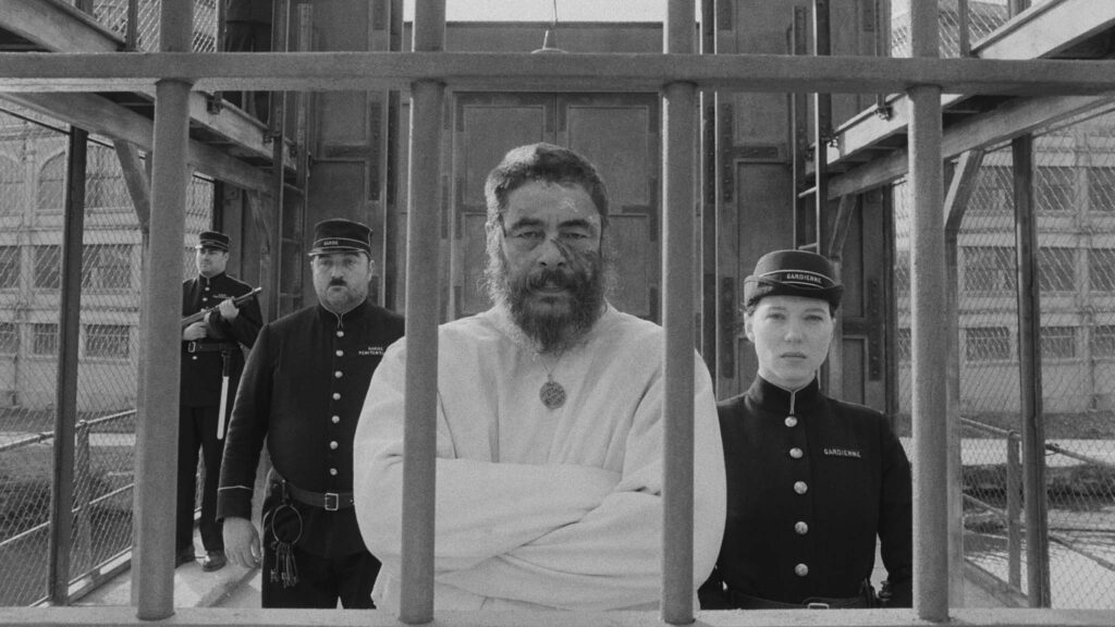 Benicio del Toro as Moses Rosenthaler and Lea Seydoux as Simone in The French Dispatch, directed by Wes Anderson. Copyright: 20th Century Studios. All Rights Reserved.
