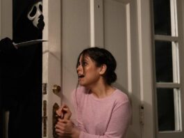 Ghostface and Jenna Ortega as Tara in Scream, directed by Matt Bettinelli-Olpin and Tyler Gillett. Photo: Brownie Harris. Copyright: 2021 Paramount Pictures. All Rights Reserved.
