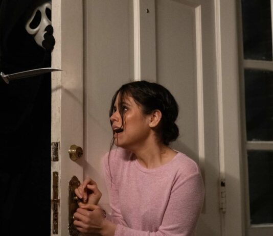 Ghostface and Jenna Ortega as Tara in Scream, directed by Matt Bettinelli-Olpin and Tyler Gillett. Photo: Brownie Harris. Copyright: 2021 Paramount Pictures. All Rights Reserved.