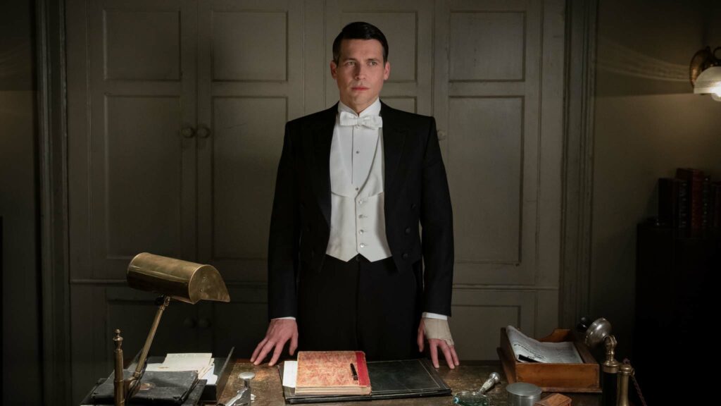 Robert James Collier as Thomas Barrow in Downton Abbey: A New Era, directed by Simon Curtis. Photo: Ben Blackall. Copyright: 2022 Focus Features, LLC. All Rights Reserved.