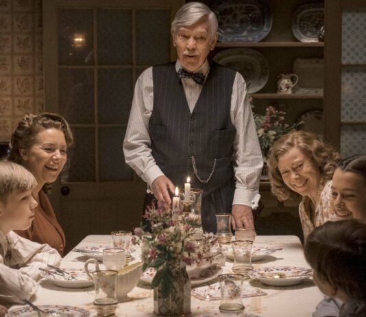 Eden Hamilton as Pattie, Austin Haynes as Thomas, Sheridan Smith as Annie, Sir Tom Courtenay, Jenny Agutter as Bobbie Waterbury, Beau Gadsdon as Lily and Zac Cudby as Ted in The Railway Children Return, directed by Morgan Matthews. Photo: Lara Cornell. Copyright: StudioCanal. All Rights Reserved.