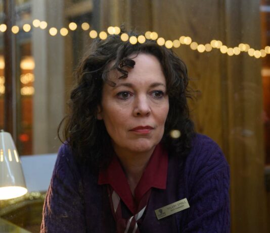Olivia Colman as Hilary in Empire Of Light, written and directed by Sam Mendes. Photo: Parisa Taghizadeh, courtesy of Searchlight Pictures. Copyright: 2022 20th Century Studios. All Rights Reserved.