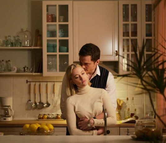 Maika Monroe as Julia and Karl Glusman as Francis in Watcher, directed by Chloe Ikuno. Copyright: Universal Pictures. All Rights Reserved.