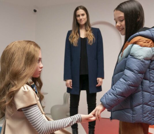 M3GAN, Allison Williams as Gemma and Violet McGraw as Cady in M3GAN, directed by Gerard Johnstone. Photo: Geoffrey Short. Copyright: 2023 Universal Pictures. All Rights Reserved.