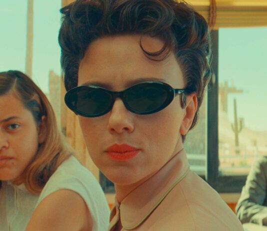 Grace Edwards as Dinah, Scarlett Johansson as Midge Campbell and Damien Bonnaro as a bodyguard in Asteroid City, directed by Wes Anderson. Photo: courtesy of Pop. 87 Productions/Focus Features. Copyright: Pop. 87 Productions LLC. All Rights Reserved.