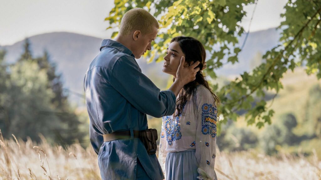 Tom Blyth as Coriolanus Snow and Rachel Zegler as Lucy Gray Baird in The Hunger Games: The Ballad Of Songbirds & Snakes, directed by Francis Lawrence. Photo: Murray Close. Copyright: Lionsgate. All Rights Reserved.