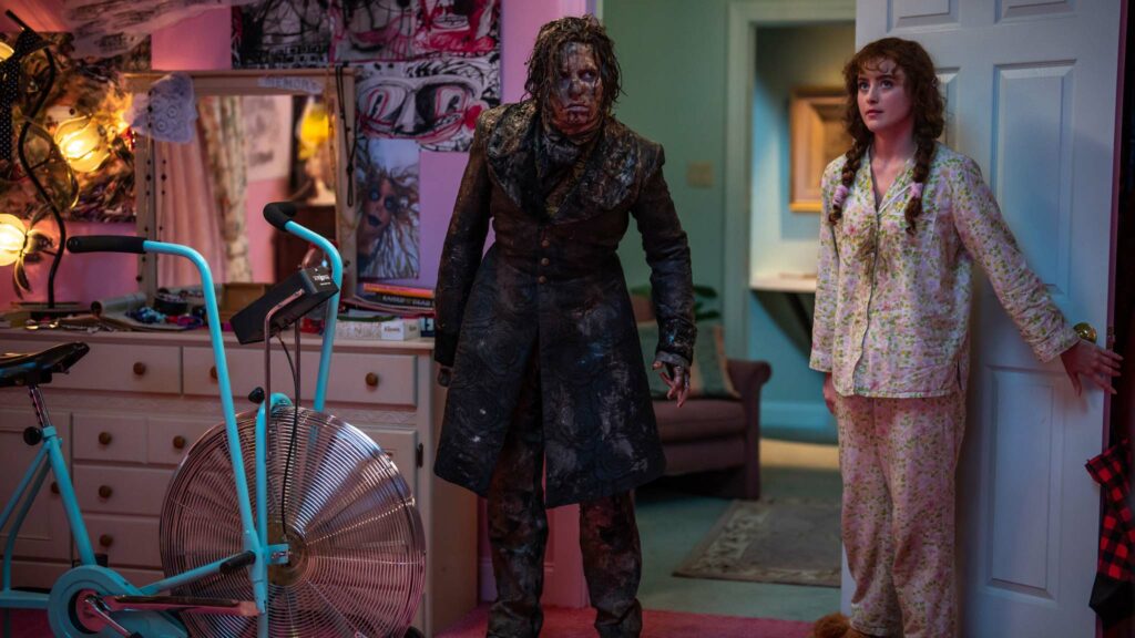 Cole Sprouse as The Creature and Kathryn Newton as Lisa Swallows in Lisa Frankenstein, directed by Zelda Williams. Photo: Michele K Short. Copyright: Focus Features. All Rights Reserved.