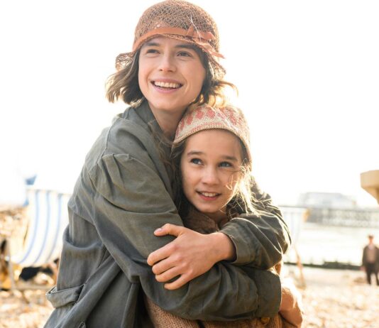 Jessie Buckley as Rose Gooding and Alisha Weir as Nancy Gooding in Wicked Little Letters, directed by Thea Sharrock. Photo: Parisa Taghizadeh. Copyright: StudioCanal. All Rights Reserved.