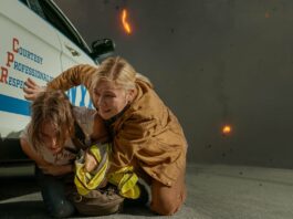 Kirsten Dunst as Lee and Cailee Spaeny as Jessie in Civil War, directed by Alex Garland. Copyright: A24. All Rights Reserved.