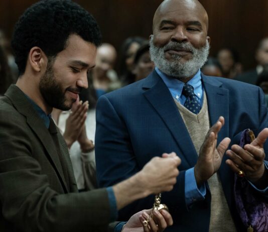 Justice Smith as Aren, David Alan Grier as Roger and Aisha Hinds as Gabbard in The American Society Of Magical Negroes, directed by Kobi Libii. Photo: Tobin Yelland. Copyright: Focus Features, LLC. All Rights Reserved.