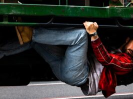 Ryan Gosling as Colt Seavers in The Fall Guy, directed by David Leitch. Photo: Eric Laciste. Copyright: Universal Studios. All Rights Reserved.