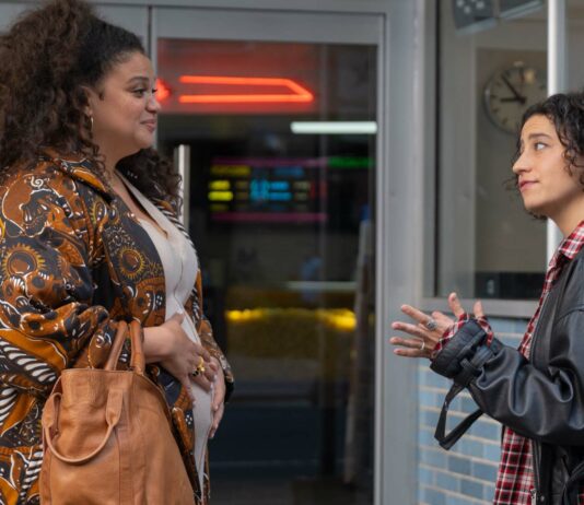 Michelle Buteau as Dawn and Ilana Glazer as Eden in Babes, directed by Pamela Adlon. Photo: Gwen Capistran. Copyright: Universal Pictures. All Rights Reserved.