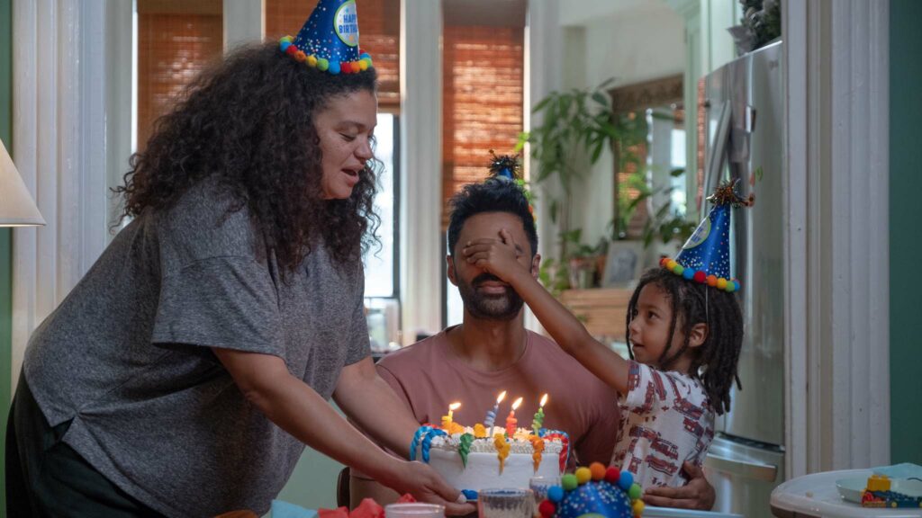 Michelle Buteau as Dawn and Hasan Minhaj as Marty in Babes, directed by Pamela Adlon. Photo: Linda Karellus. Copyright: Universal Pictures. All Rights Reserved.