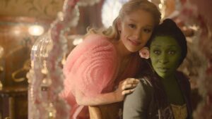 Ariana Granda as Glinda and Cynthia Erivo as Elphaba in Wicked, directed by Jon M Chu. Copyright: Universal Studios. All Rights Reserved.