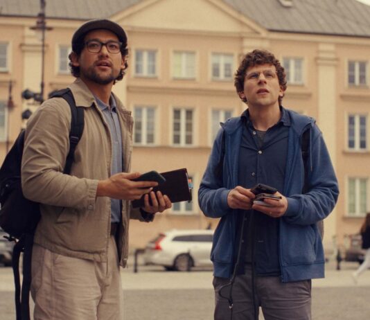 Will Sharpe as James and Jesse Eisenberg as David Kaplan in A Real Pain, directed by Jesse Eisenberg. Copyright: Searchlight Pictures. All Rights Reserved.