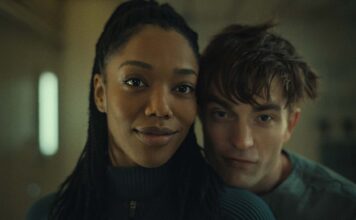 Naomi Ackie as Nasha and Robert Pattinson as Mickey 17 in Mickey 17, directed by Bong Joon Ho. Copyright: Warner Bros. Entertainment Inc. All Rights Reserved.