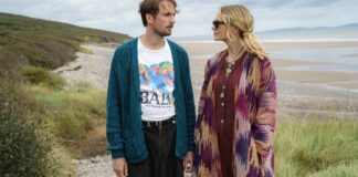 Tom Basden as Herb McGwyer and Carey Mulligan as Nell Mortimer in The Ballad Of Wallis Island, directed by James Griffiths. Photo: Alistair Heap. Copyright: Focus Features, LLC. All Rights Reserved.
