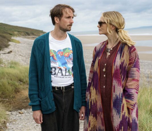 Tom Basden as Herb McGwyer and Carey Mulligan as Nell Mortimer in The Ballad Of Wallis Island, directed by James Griffiths. Photo: Alistair Heap. Copyright: Focus Features, LLC. All Rights Reserved.