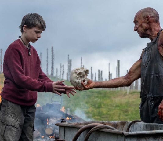 Alfie Williams as Spike and Ralph Fiennes as Dr Kelson in 28 Years Later, directed by Danny Boyle. Photo: Miya Mizuno. Copyright: 2025 CTMG, Inc. All Rights Reserved.