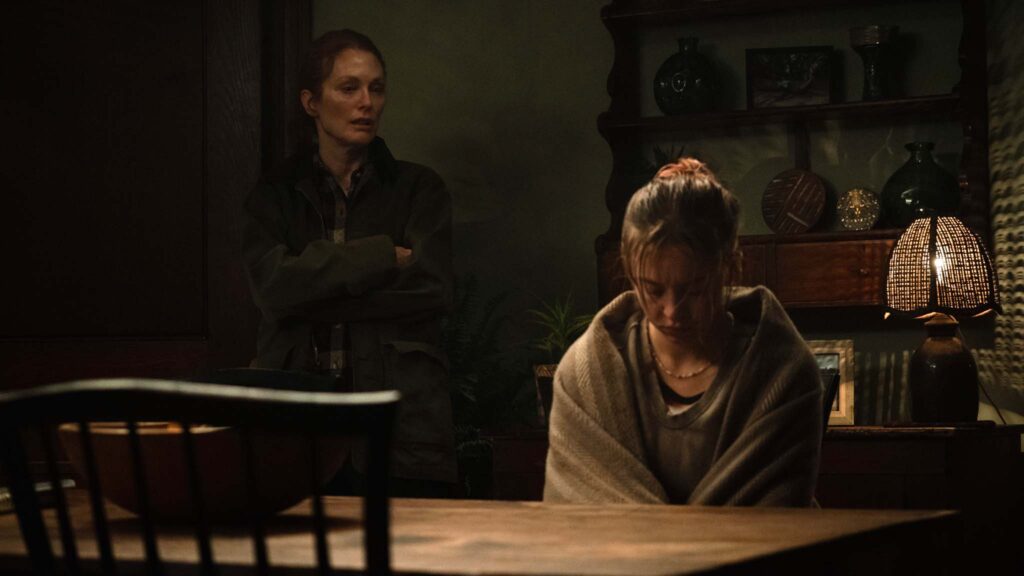Julianne Moore as Kate Garretson and Sydney Sweeney as Claire Garretson in Echo Valley, directed by Michael Pearce. Photo: Atsushi Nishijima. Copyright: Apple TV+. All Rights Reserved.