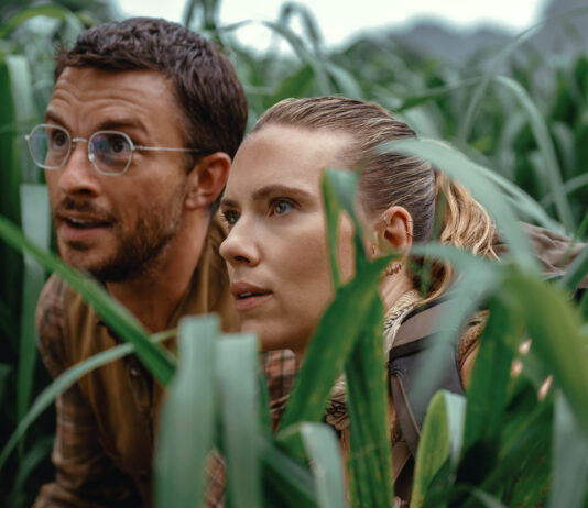 Jonathan Bailey as paleontologist Dr Henry Loomis and Scarlett Johansson as skilled covert operations expert Zora Bennett in Jurassic World Rebirth, directed by Gareth Edwards. Photo: Jasin Boland. Copyright: Universal Pictures and Amblin Entertainment. All Rights Reserved.